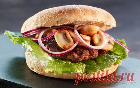 Burger med hakkebøf og ristede champignoner - Opskrifter - Arla