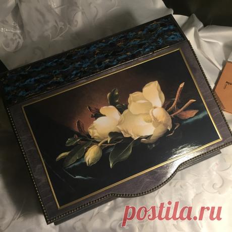 Дорогие друзья!
Светлана Егорова(id339327276)представляет Вам свою работу. Бюро для бумаг
Выполнена по МК Натальи Большаковой Шкатулка для документов"Магнолия"