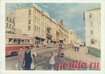ВЛАДИВОСТОК, РОССИЯ — УЛИЦА СВЕТА И ШАГОВ. У ГУМа, 1962 ГОД — VIZIST.ru