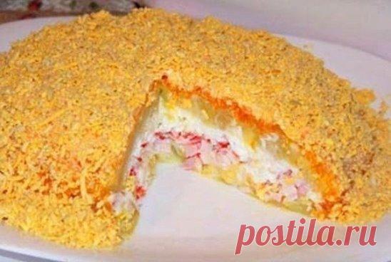 Крабовый слоеный салат
Ингредиенты:
- упаковка крабовых палочек (200 г)
- 5 картофелин
- 4 морковки
- 5 яиц
- майонез
Приготовление:
1. Картофель и морковь отварите в мундире, остудите, очистите и натрите на мелкой терке.
2. У яиц отделите белок от желтка и мелко натрите белок.
3. Крабовые палочки мелко нарежьте.
Теперь выложите слои салата, промазывая каждый слой майонезом, в следующей последовательности:
1-й слой - половина картофеля
2-й слой - крабовые палочки
3-й слой - тёртые яичные б