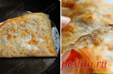 Ленивые чебуреки - быстро и вкусно! Ну чебуреки ели все, а ели ли вы чебуреки из лаваша? Я даже не задумывалась, что так можно сделать.&nbsp;Понадобятся тонкие лаваши. Они могут быть меньше или больше диаметром - неважно. Можно обрезать под нужный размер.&nbsp;Лаваш разрезать пополам.&nbsp;Приготовить фарш. Мясо, лук...