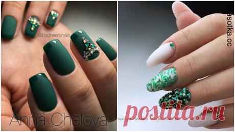 40 идей волшебного изумрудного маникюра Хотите сделать свой образ более богатым и стильным? Тогда обратитесь к изумрудному маникюру, который представлен в самых различных вариациях, о которых мы вам сегодня и расскажем в этой статье. Изумруд и золото Изумрудный оттенок в сочетании с золотом выглядит невероятно роскошно...