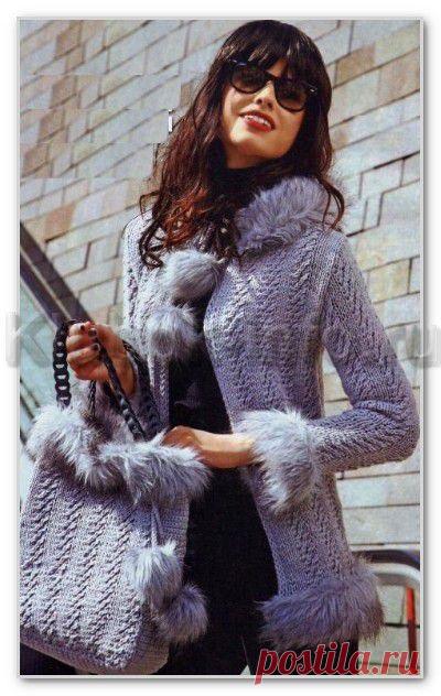 Вязание спицами. Женские модели. Однотонный жакет с капюшоном и сумка, с отделкой из искусственого меха. Размеры: 42
