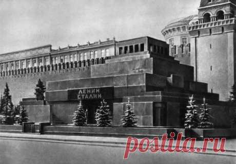 31 октября 1961 года в соответствии с решением XXII съезда КПСС из Мавзолея было вынесено тело Иосифа Сталина, пролежавшее рядом с телом Владимира Ленина на всеобщем обозрении почти восемь лет / Историческая справка