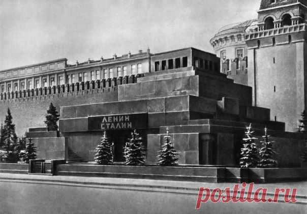31 октября 1961 года в соответствии с решением XXII съезда КПСС из Мавзолея было вынесено тело Иосифа Сталина, пролежавшее рядом с телом Владимира Ленина на всеобщем обозрении почти восемь лет / Историческая справка