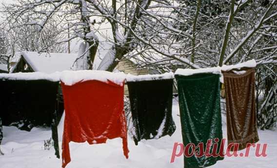 Почему наши бабушки сушили свежевыстиранное белье на морозе… Помните ли вы зимние каникулы у дедушки с бабушкой, когда бабушка стирала белье и вывешивала его на мороз? Казалось бы, зачем? Ведь дома тепло, комфортно и уютно, да и белье быстрее высохнет. Действительно, а почему?  Однако, даже в самые холодные морозы сырое белье высохнет на улице за счет проце