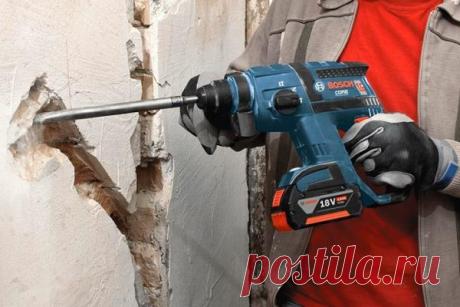 Как штробить стену, если с обратной стороны уложена плитка Бывает и так, что штроба нарезается в более утолщённом слое штукатурки. В таком случае также не рекомендуется пользоваться перфоратором. Таким образом, штробу можно легко сделать и с помощью зубило с молотком.