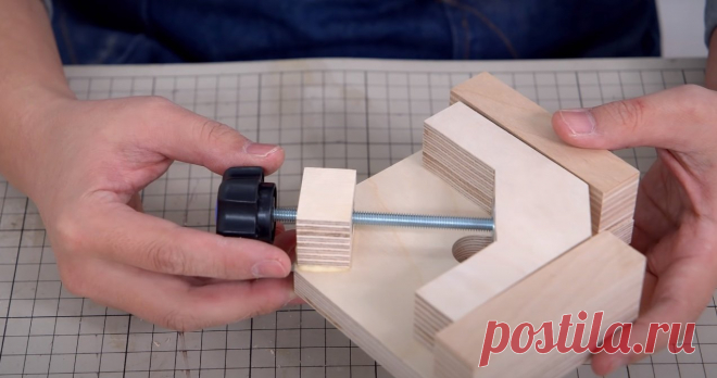 Угловая струбцина для склеивания деревянных деталей Приветствую всех любителей самоделок и тех, кто просто заглянул на сайт в поисках интересных идей. Сегодня расскажу вам, как один умелец из поднебесной смастерил простое, но довольно полезное в мастерской приспособление – угловую струбцину. Причиной послужило то, что в магазинном аналоге автор