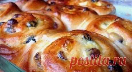 5 РЕЦЕПТОВ САМЫХ БЫСТРЫХ БУЛОЧЕК

1.Булочки на йогурте

ИНГРЕДИЕНТЫ:
● 350г муки, 
● 300г йогурта, 
● 1 ст.л. растительного масла, 
● по 2 ч.л. сахара и разрыхлителя, 
● 1,5 ч.л. соли.

ПРИГОТОВЛЕНИЕ:
Перемешать муку, соль, разрыхлитель, сахар. Перемешать йогурт и масло, частями всыпать в эту смесь мучную и замесить тесто. Уложить тесто на припудренную мукой поверхность, разделить на 8-10 одинаковых частей, сформовать булочки, уложить их на застеленный пергаментом противен...