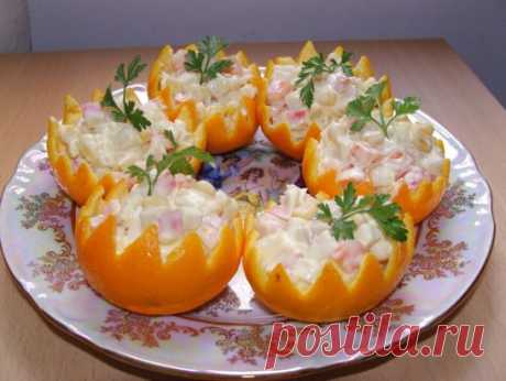 САЛАТ В АПЕЛЬСИНОВЫХ КОРЗИНОЧКАХ
Потребуется:
куриное филе – 300 гр
огурцы свежие – 200 гр
апельсины – 3 шт
майонез, соль