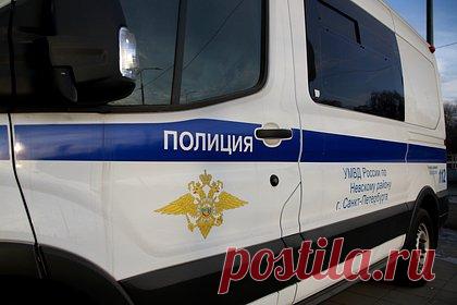 Неизвестный с гранатой попытался ограбить ломбард в Петербурге. В Петербурге неизвестный мужчина с гранатой попытался вынести деньги и украшения из ломбарда на проспекте Науки. Одетый в черно-зеленую куртку грабитель ворвался в ломбард и стал угрожать сотрудникам, требуя у них отдать ему ценности. Однако те не стали выполнять его требования.