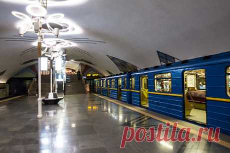 В Киеве станции метро переоборудовали в бомбоубежища. В столице Украины четыре станции метро закрыли для переоборудования их в бомбоубежища. На станциях «Житомирская», «Святошин», «Нивки» и «Берестейськая» больше не останавливаются поезда. Другие станции также доступны для укрытия в случае воздушной тревоги. В Харькове жители также спустились в метро.