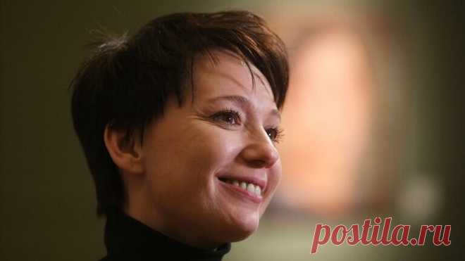 Чулпан Хаматова уволилась из «Современника» Актриса Чулпан Хаматова уволилась из «Современника» 23 марта по собственному желанию, сообщила в среду РИА Новости директор театра Татьяна Баранова. Ранее Хаматова заявила в интервью для YouTube-канала «Скажи Гордеевой», что покинула Россию и живет в Латвии. «Чулпан Хаматова по собственному желанию прекратила рабочие отношения с театром 23 марта 2022 года», — сказала Баранова. Подписывайтесь на канал Калейдоскоп новостей чтоб быт...