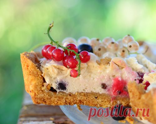 Песочный пирог с безе и смородиной - кулинарный рецепт
