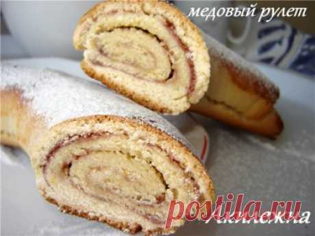 Рулет медовый с орехово-смородиновой начинкой