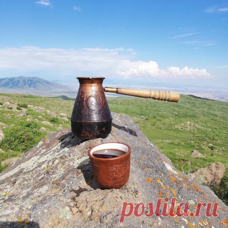 Երկար ապրեք... ու լավ ապրեք🌞

Բարի առավոտ, բարի առավոտ, -
Ասում են իրար ծանոթ - անծանոթ,
Ես էլ եմ ասում՝ բարի առավոտ,
Հեռու և մոտ, հայրենիքին կարոտ,
Խելոք, խանդոտ, լավ էլ ջիգյարոտ,
Հոգով, հավեսով, հումորին շատ մոտ
Իմ լավ ընկերներ՝ ծանոթ - անծանոթ...
Մեզ շատ քիչ բան է հարկավոր, -
Մի ժպիտ միայն, մի հայացք բարի,
Մի բաժակ մաքուր ջուր աղբյուրի,
Մի սիրտ, մի կարոտ և մի խոսք միայն.
- Բարի առավոտ...❤