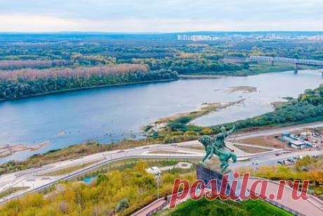 Тело мужчины нашли в российской реке. В реке Белая в Уфе нашли тело неизвестного мужчины в одежде. Об этом сообщили в управлении гражданской защиты, пишет ufa1.ru. Предположительно, погибшему 50 лет, его тело передали полиции для установления причины смерти. Личность мужчины устанавливается. Известно, что его нашли в пяти метрах от берега.