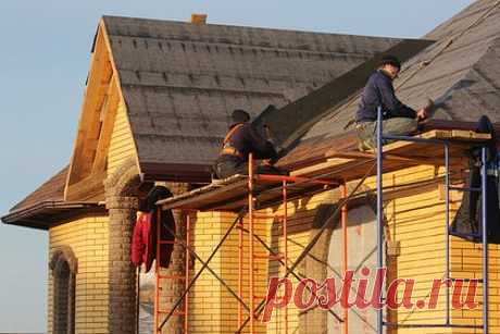 Строительство загородных домов в России подорожало. Строительство загородных домов в России подорожало на 15-20 процентов. В начале 2022 года дом из клееного бруса в 100 квадратных метров обходился в 5,3 миллиона рублей — почти в полтора раза больше, чем в 2021-м. Изменение стоимости обусловлено появлением ипотечных программ в сегменте и ростом цен на стройматериалы.