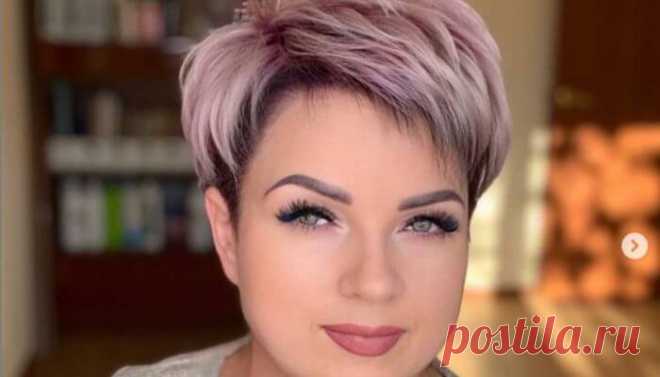 Модные стрижки с объемным верхом и затылком Модные стрижки с объемным верхом и затылком – отличный вариант для женщин с тонкими волосами, а также тех, кто желает скорректировать пропорции лица или отвлечь внимание окружающих от некоторых изъянов внешности. Дополнительный объем на макушке отлично справится с поставленными задачами. Давайте разберемся, какие стрижки лучше всего сочетаются с данным трендом, посмотрим фото стильных образов.