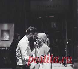 Красиво сказано
Когда мужчина называет свою женщину солнышком — она светится. Когда называет любимой — она любит. Когда называет нежной — она задаривает ласками. А когда мужчина молчит — она становится равнодушной. В...
 4