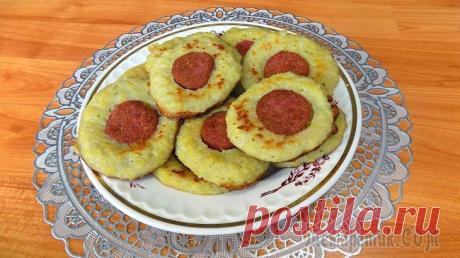 Оладьи из сырого картофеля с начинкой Сегодня я готовлю простые и вкусные оладьи из картофельного теста. Эти оладушки я решила сделать с начинкой из полукопченой колбасы. Такие оладья отлично подойдут для сытного перекуса или завтрака. Пр...