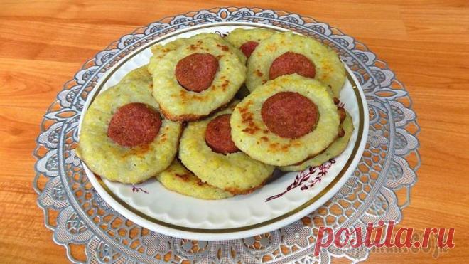 Оладьи из сырого картофеля с начинкой Сегодня я готовлю простые и вкусные оладьи из картофельного теста. Эти оладушки я решила сделать с начинкой из полукопченой колбасы. Такие оладья отлично подойдут для сытного перекуса или завтрака. Пр...