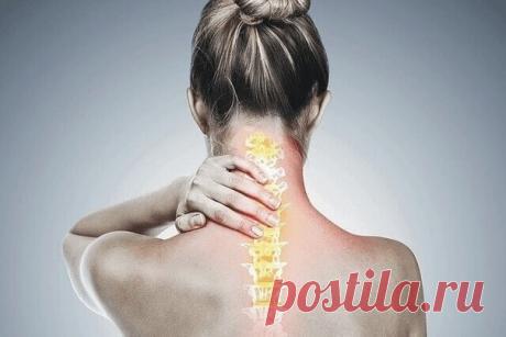 НЕКРАСИВЫЙ ВДОВИЙ ГОРБИК: УПРАЖНЕНИЯ ЧТОБЫ УБРАТЬ НАРОСТ
Отложения жировой ткани в области седьмого шейного позвонка беспокоят многих после сорока-пятидесяти лет. В особенности это касается женщин, хотя бывает подобное и у мужчин. Для возникновения этого патологического, гормонально зависимого явления в шейно-воротниковой зоне может быть много причин, о чем есть большой материал на нашем сайте. Давайте разберемся, как убрать вдовий горб, загривок или холку, как еще говорят...