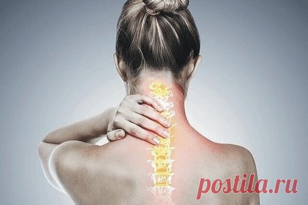 НЕКРАСИВЫЙ ВДОВИЙ ГОРБИК: УПРАЖНЕНИЯ ЧТОБЫ УБРАТЬ НАРОСТ
Отложения жировой ткани в области седьмого шейного позвонка беспокоят многих после сорока-пятидесяти лет. В особенности это касается женщин, хотя бывает подобное и у мужчин. Для возникновения этого патологического, гормонально зависимого явления в шейно-воротниковой зоне может быть много причин, о чем есть большой материал на нашем сайте. Давайте разберемся, как убрать вдовий горб, загривок или холку, как еще говорят...