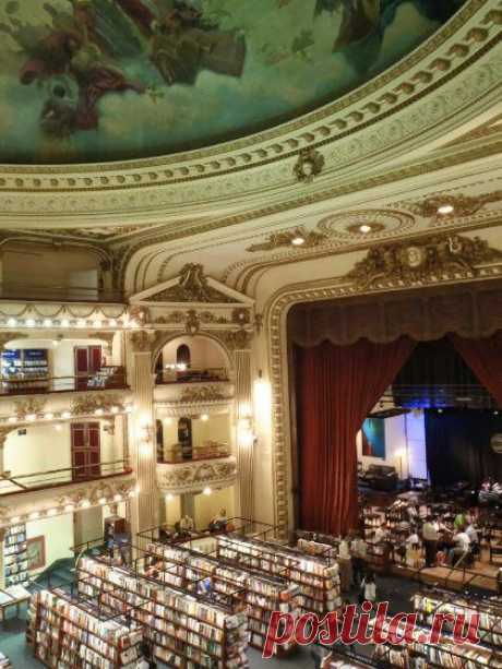 Книжный магазин El Ateneo (Avenida Santa Fe 1860). Когда-то здесь был театр, после – кинотеатр, а сейчас в партере, на балконе и в амфитеатре стоят тысячи книг. Люди листают их в ложах, и попивают кофе на сцене, в кафе. Найти что-то здесь довольно сложно, самое интересное быстро раскупают, так что просто погулять вокруг книг, листая первые приглянувшиеся – самое правильное занятие в Атенео.
