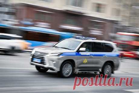 В Петербурге пропавшую после уроков восьмиклассницу нашли в квартире у мужчины. В Санкт-Петербурге восьмиклассницу, пропавшую после уроков, нашли в квартире у 35-летнего мужчины в Приморском районе. Об этом сообщила «Фонтанка». По сведениям издания, в полицию поступил звонок из многоэтажного дома на улице Королева. Бригада медиков приехала туда же, чтобы оказать помощь школьнице.