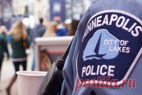 Задержанный мужчина узнал в сотруднице полиции порномодель. Полиция города Миннеаполис, США, начала расследование в отношении сотрудницы, которая подрабатывает порномоделью на платформе OnlyFans, после того как она случайно остановила одного из своих подписчиков для проверки документов. Следователям предстоит выяснить, имело ли место нарушение внутреннего распорядка.