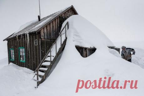 ФОТО: Засыпанный снегом домик вулканологов у самого подножия Ключевского вулкана. Дом этот построен в качестве базы для исследований, которые несколько раз в год проводят сотрудники Камчатской вулканологической станции, расположенной в поселке Ключи - научно-популярный журнал GEO