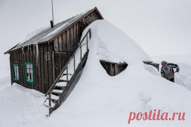 ФОТО: Засыпанный снегом домик вулканологов у самого подножия Ключевского вулкана. Дом этот построен в качестве базы для исследований, которые несколько раз в год проводят сотрудники Камчатской вулканологической станции, расположенной в поселке Ключи - научно-популярный журнал GEO