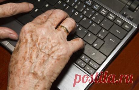 Долой пятна зрелости Как бы женщина за собой не ухаживала, как бы ни чистила перышки, ее возраст выдают так называемые пятна зрелости. Сначала они появляются на руках, потом – на лице.Поначалу кажутся веснушками. Потом начинают проступать все четче. И за юношеские веснушечки уже не сходят. Что делать? Как избавляться от этой «красоты»?