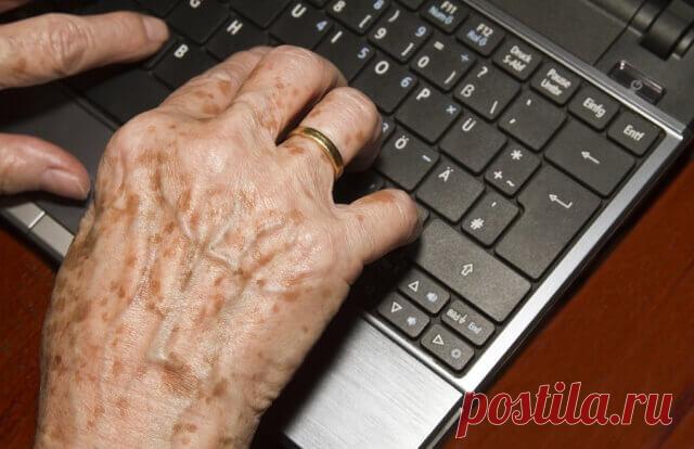 Долой пятна зрелости Как бы женщина за собой не ухаживала, как бы ни чистила перышки, ее возраст выдают так называемые пятна зрелости. Сначала они появляются на руках, потом – на лице.Поначалу кажутся веснушками. Потом начинают проступать все четче. И за юношеские веснушечки уже не сходят. Что делать? Как избавляться от этой «красоты»?