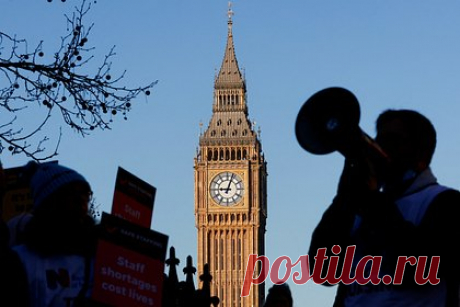 Великобритания ввела новые санкции против России. Великобритания ввела новые санкции в отношении России. В частности, под них попали холдинг USM, компании Curzon Square, Hanley, Meritservus. Кроме того, под санкции попали совладелец USM Владимир Скоч, управляющий партнер АФК «Система» и глава совета директоров МТС Феликс Евтушенков.