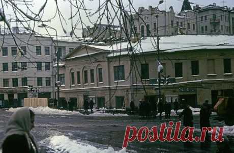 Фото 1972 г. М. В. Стриженова. Пешеходный светофор: "Стойте"-"Идите". Напомню, историческая застройка была снесена в 1972 году перед приездом Р. Никсона в Москву. Основа зданий - возможно 17 век…