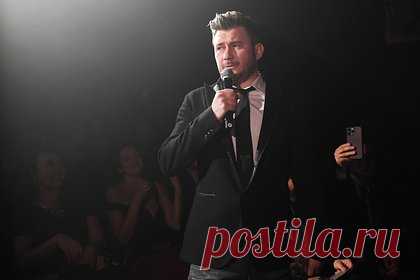 Глуховский решил избавиться от элитных квартир в центре Москвы. Писатель Дмитрий Глуховский (признан Минюстом РФ иноагентом) захотел избавиться от элитной недвижимости в центре Москвы. По информации источника, после вынесения восьмилетнего приговора за фейки о Вооруженных силах РФ в августе 2023 года писатель принял решение в экстренном порядке продать свои активы в России.