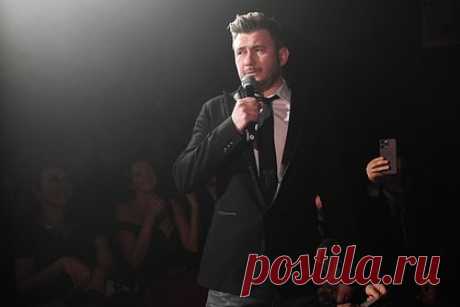 Глуховский решил избавиться от элитных квартир в центре Москвы. Писатель Дмитрий Глуховский (признан Минюстом РФ иноагентом) захотел избавиться от элитной недвижимости в центре Москвы. По информации источника, после вынесения восьмилетнего приговора за фейки о Вооруженных силах РФ в августе 2023 года писатель принял решение в экстренном порядке продать свои активы в России.