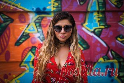 Блогерша раскрыла быстрый способ визуально увеличить грудь. Популярная блогерша Одри Виктория из Бостона раскрыла быстрый способ визуально увеличить грудь с помощью нижнего белья. Для достижения цели она предложила воспользоваться так назывемым «методом скручивания». На кадрах девушка взяла бюстгальтер на узком эластичном поясе и скрутила в пространстве между чашками.