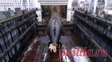 «Стали тише и зубастее»: как развивается программа по созданию подводных лодок проекта 677 «Лада». Новейшая российская подводная лодка «Великие Луки» вышла в Балтийское море для проведения заводских ходовых испытаний, сообщили в Минобороны РФ. Ранее субмарина прошла этап швартовных испытаний, в ходе которых проверялась работа её навигационной системы, комплекса связи и другого оборудования. Подлодка «Великие Луки» построена по проекту 677 «Лада», отличительной чертой которого является…