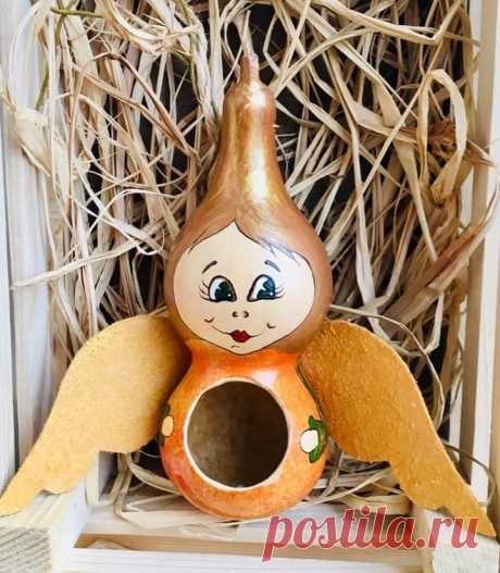 Որոշ շրջաններում երեխաներն ավետիս էին անում տարբեր խմբերով. ոմանք բարձրանում էին կտուրները, երդիկից սալա, գուլպա, կողով, պարկ կամ հատուկ անցքերով դդում կախում՝ իբրև ճրագ, ներսում մոմով կամ դատարկ, քաղցրավենիքի համար, երգում բարդ ու զարգացած տեքստով ավետիսներ, երբեմն՝ պկուի նվագակցությամբ, իսկ մյուսները տներն էին մտնում դռնով և ավելի պարզ ավետիսներ երգում։ Խուլթիկ գյուղում երեխաներն այս ծեսը կատարում էին Ճրագալույցի պատարագի ժամանակ՝ խնձորները ձեռքներին, իսկ ծեսը կոչվում էր «Խիլվիլիլի»։