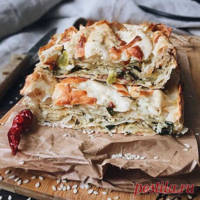Вкуснющий ПП пирог из лаваша

Кбжу 255,65/11,43/13,9/19,5

 бездрожжевой лаваш(1,5 л)130 гр сметана 10 % 100 гр  сыр брынзы 100 гр 1 яйцо+1 желток 100 мл кефира(у меня 1%) зелёный лук 20 гр зелень

Лаваш разрезаем под размер формы, в которой будем запекать, на прямоугольники(форму лучше брать небольшую, у меня силиконовая для кекса). Сыр натираем на крупной тёрке к нему добавляем сметану и мелко нарубленный лук и зелень.
Яйцо взбиваем с кефиром до однородности.Лаваш смазыв...