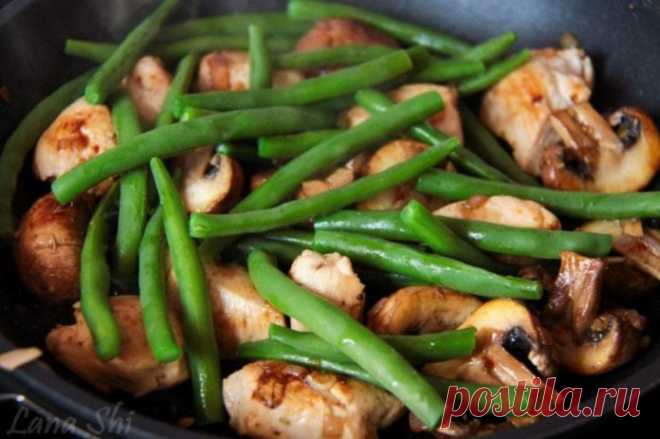 Легкий и полезный ужин — Тушеная фасоль с грибами и курочкой