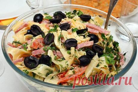 Итальянский салат с пастой и маслинами
