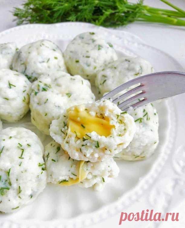 Ленивые вареники с сыром и зеленью. 
 
КБЖу на 100гр 150/14.8/6.5/7.6 
 
Ингредиенты: 
 
творог 5% 360 гр (из которого хорошо 
получаются сырники) 
яйцо куриное 2 шт 
рисовая цельнозерновая мука 70 гр 
укроп 20 гр 
сыр российский 45% 30 гр 
соль по вкусу 
 
Приготовление: 
Смешать творог с мукой и яйцами, зелень измельчить, добавить к творогу, посолить. 
Сыр нарезать кубиками толщиной около 1 см. Сформировать шарики 
поместив внутрь кусочек сыра. 
Отварить в кипящей подсоленной воде 
минуты 3-4.