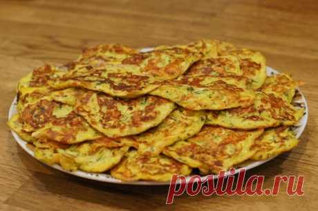 Кабачковые оладьи с сыром - Рецепты с фото Рецепт Кабачковые оладьи с сыром, Жаркое, Рецепты вторых блюд, Оладьи, Рецепты изделий из теста, Оладьи из кабачков, Тесто, Блюда из яиц