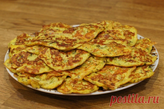 Кабачковые оладьи с сыром - Рецепты с фото Рецепт Кабачковые оладьи с сыром, Жаркое, Рецепты вторых блюд, Оладьи, Рецепты изделий из теста, Оладьи из кабачков, Тесто, Блюда из яиц