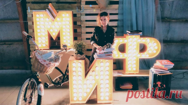 День рождения издательства — хороший повод познакомить вас, читателей, с нашей командой. Поэтому мы запускаем серию статей-интервью с сотрудниками МИФа. Начинаем с Наталии Хоренко — она работает в МИФе уже пять лет и сейчас занимается отбором и производством аудиокниг. Сколько нужно времени, чтобы озвучить книгу? По какому принципу отбираются книги в очередь на подготовку аудиоформата? Есть ли у нас коллекция смешных ляпов дикторов во время записи книг? Сейчас все узнаем! P.S. Следующее…