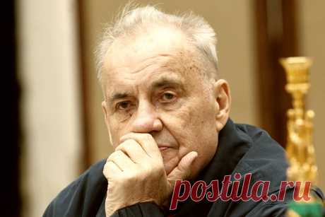 У памяти моей дурное свойство, — любая пакость будет долго тлеть. Хочу прогнать больное беспокойство, но не могу себя преодолеть. Как в безразмерной камере храненья, в сознаньи — чемоданы и мешки, в которых накопились оскорбленья, обиды, униженья и щелчки. Не в силах изменить свою природу, я поименно помню всех врагов. Обиды-шрамы ноют в непогоду… К прощенью я, простите, не готов. В самом себе копаюсь я капризно, на свалке памяти я черт-те что храню… Обидчиков повычеркав из жизни, я их в…